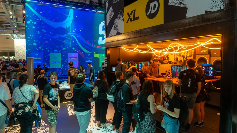 A crowd in front of the XL Esport stand at Paris Games Week