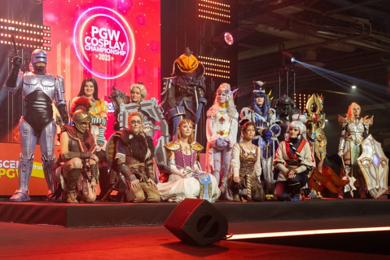 Photo de groupe de tous les cosplayers ayant participé au concours de cosplay de la PGW 2023 portant leurs costumes