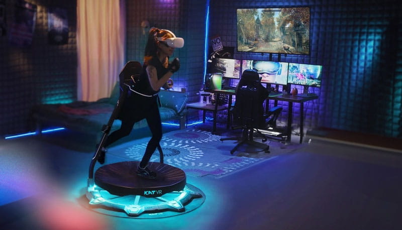 Femme jouant à un jeu vidéo sur un tapis de réalité virtuelle dans une pièce sombre avec un casque VR