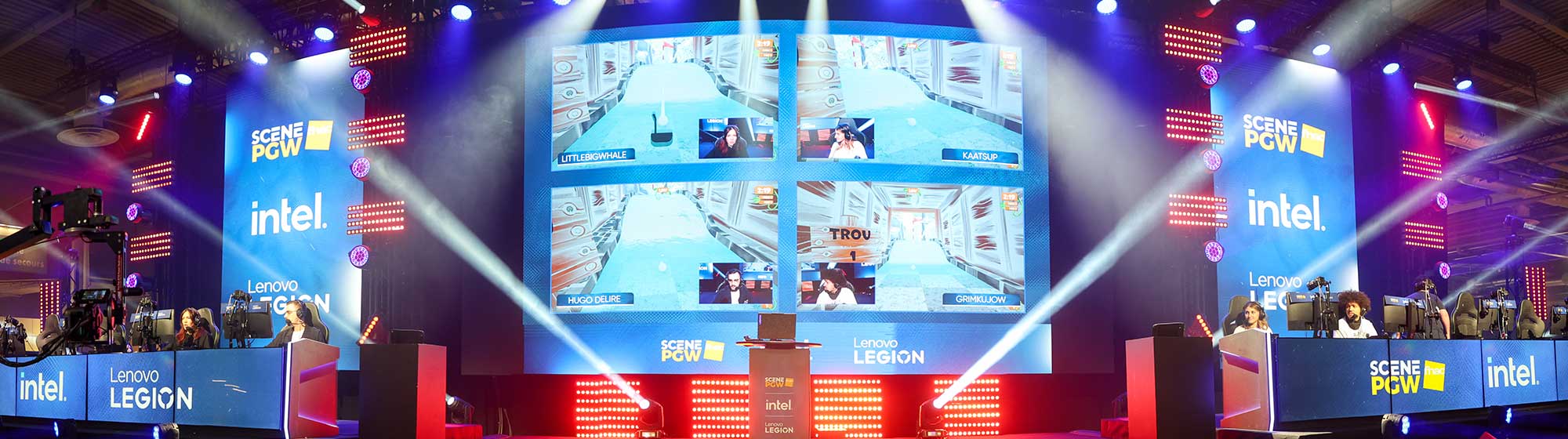 Animation avec lazer et lumières sur la scène PGW x Fnac à la Paris Games Week 2023