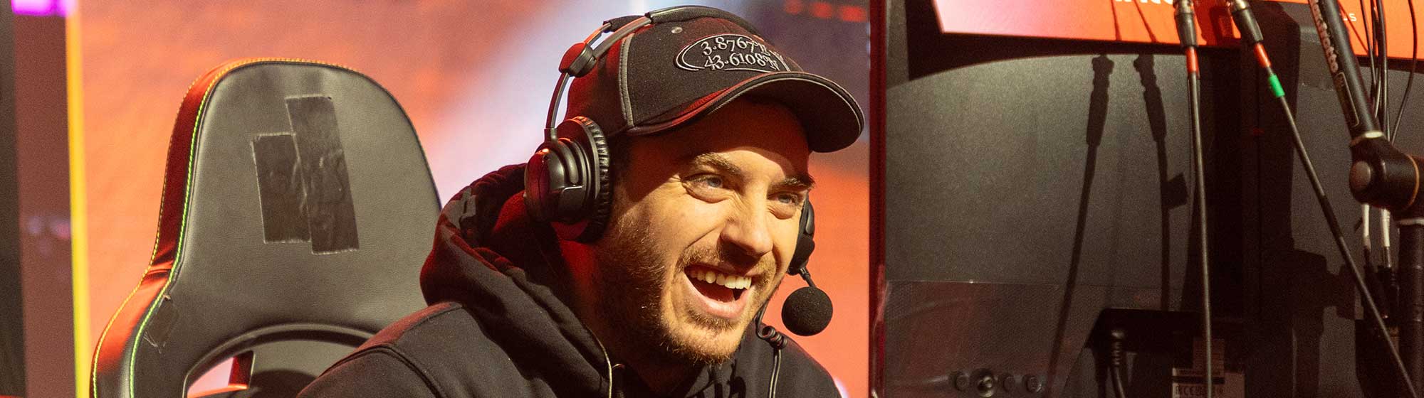 Streamer Zerator animant un événement sur la scène PGW x Fnac