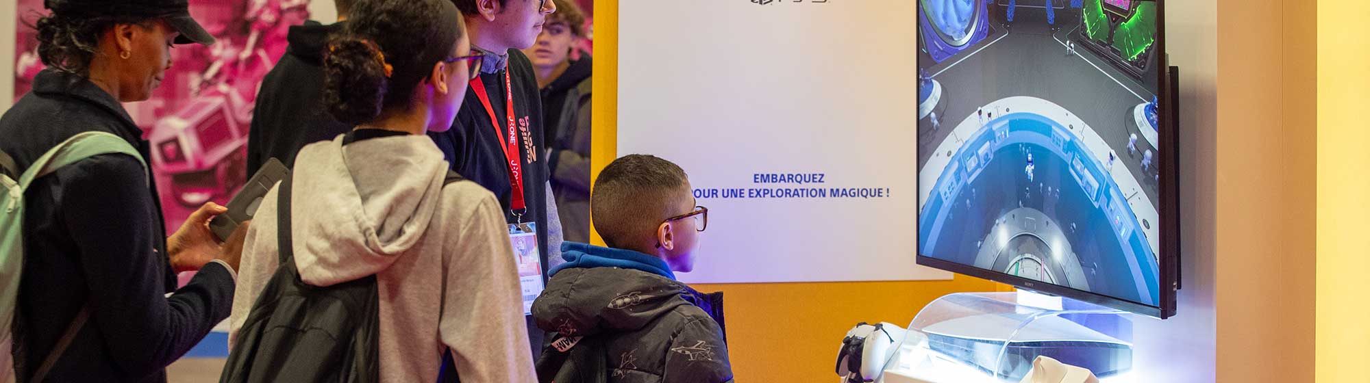 Un enfant avec sa famille jouant à AstroPlayroom sur Playstation