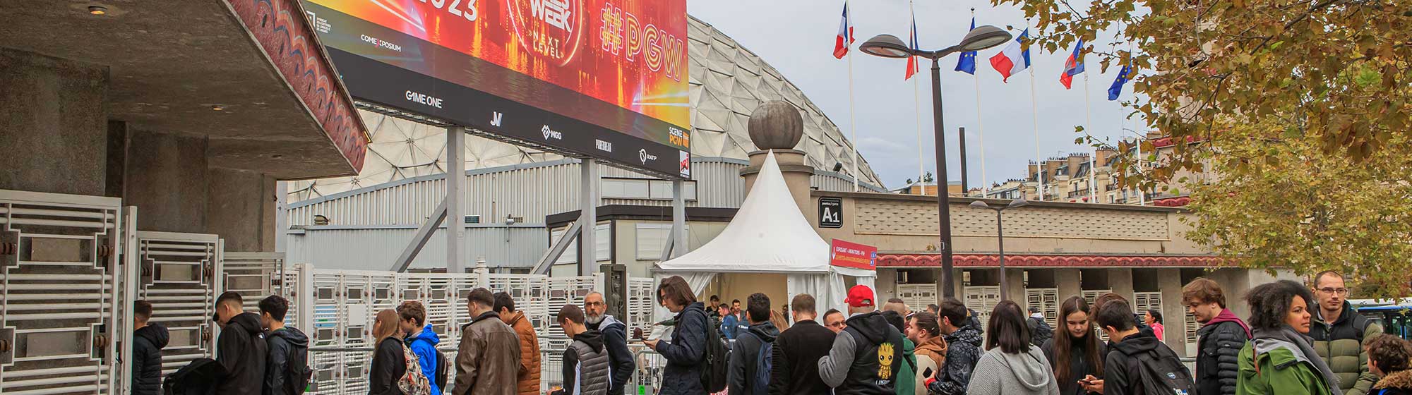 Une file d'attente de visiteurs devant l'entrée du salon