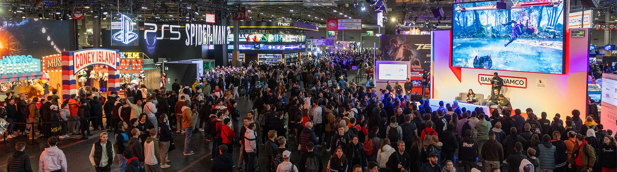 les foule parcourant les stands à la Paris Games Week 2023