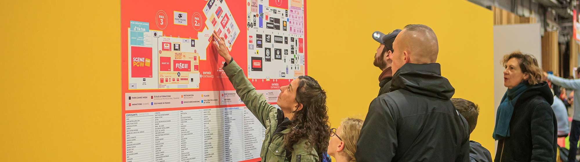 Les visiteurs se renseignent sur le plan du salon