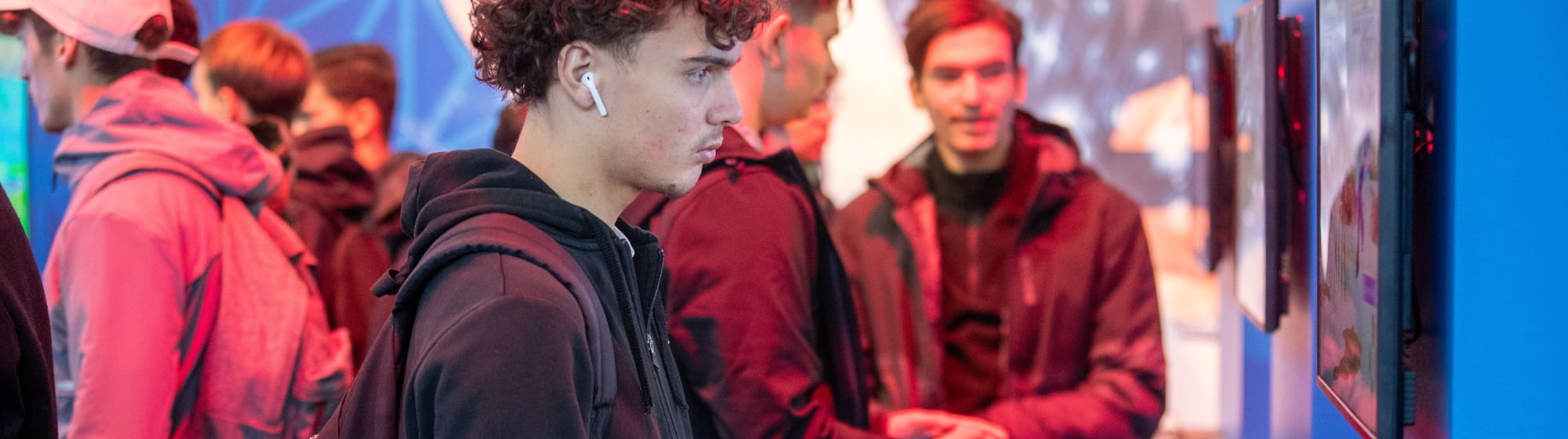Jeune garçon sur les épaules d'un adulte dans une foule joyeuse à la Paris Games Week 2023