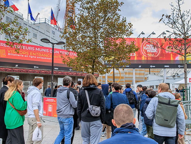 Foule de personnes devant l'entrée du salon PGW