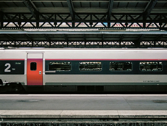 train entrant en gare en début de soirée