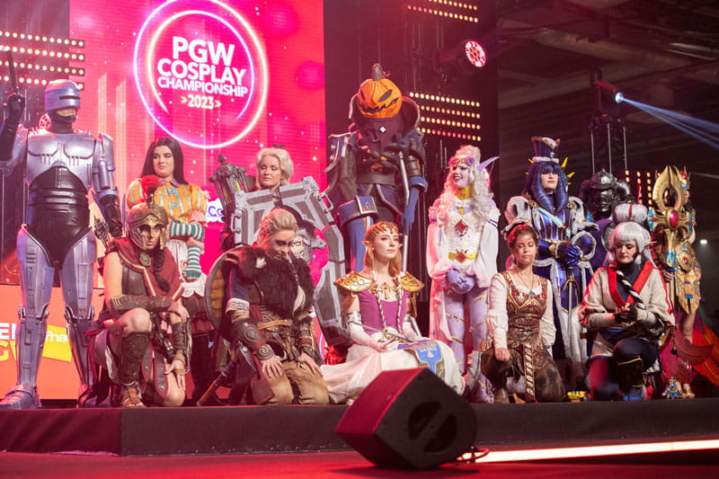 Le concours de cosplay défile sur scène