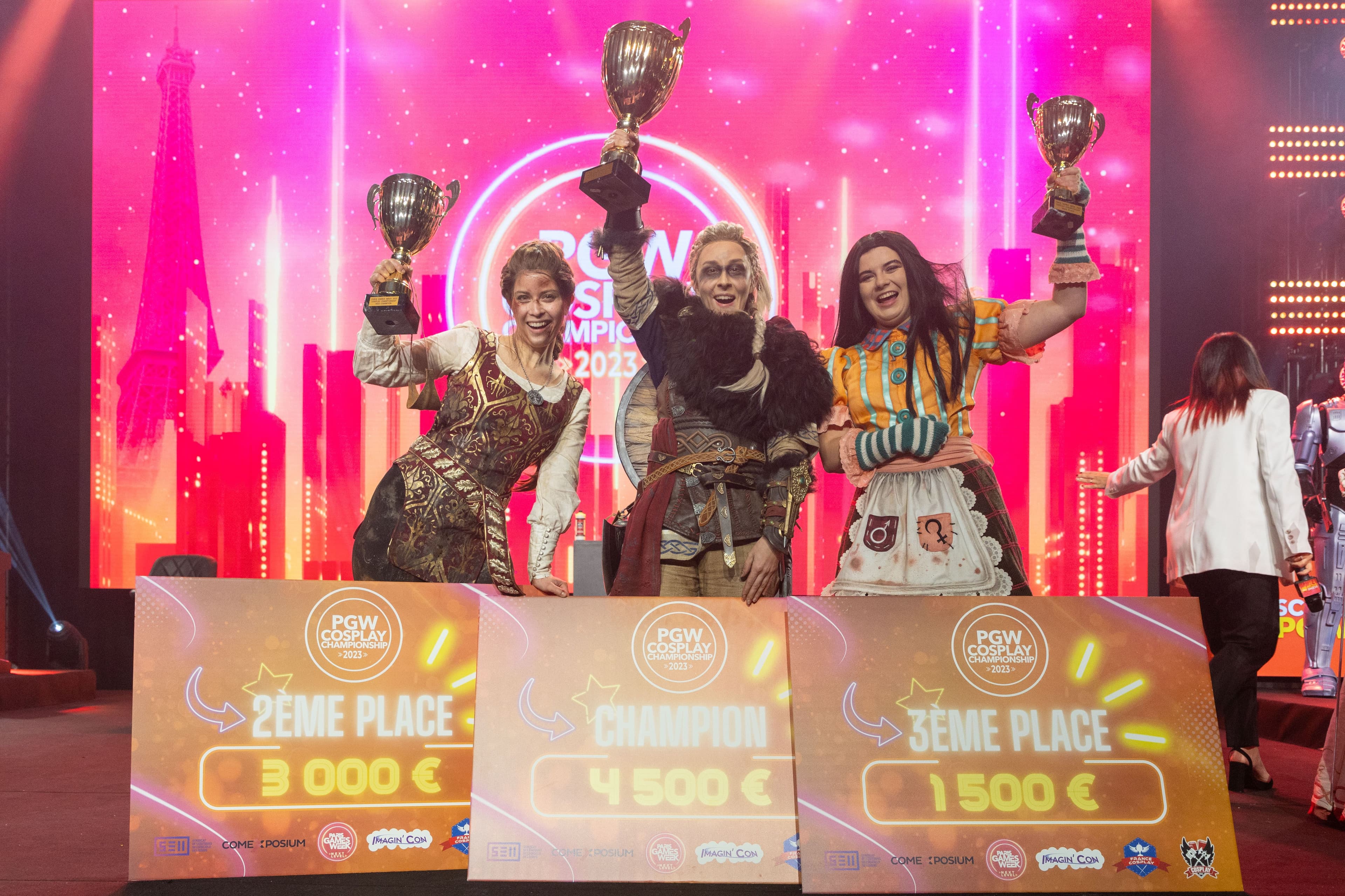 Cosplayers sur un podium