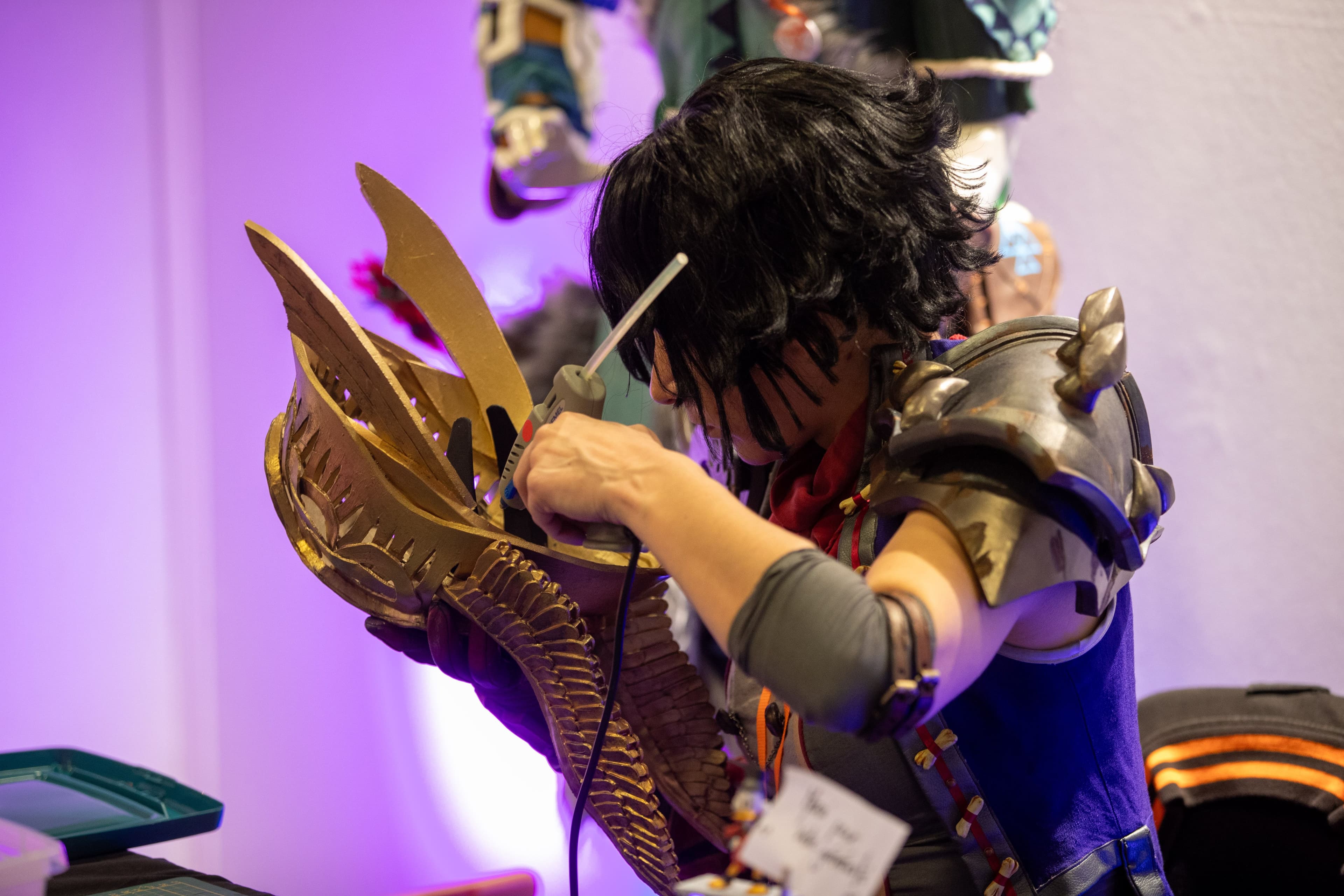 Cosplayer qui fabrique un masque